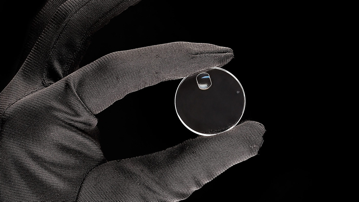 Стекло защищает циферблат часов от внешних воздействий. В зависимости от стоимости аксессуара стекло может быть акриловым, минеральным или сапфировым.