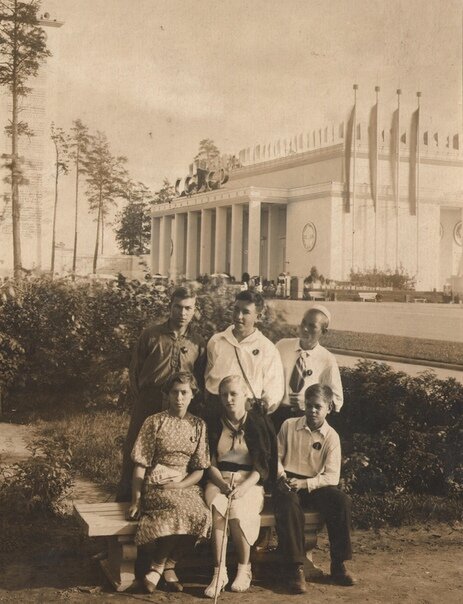 Алексей Орлов с юннатами на ВСХВ, Москва, 1940 г.