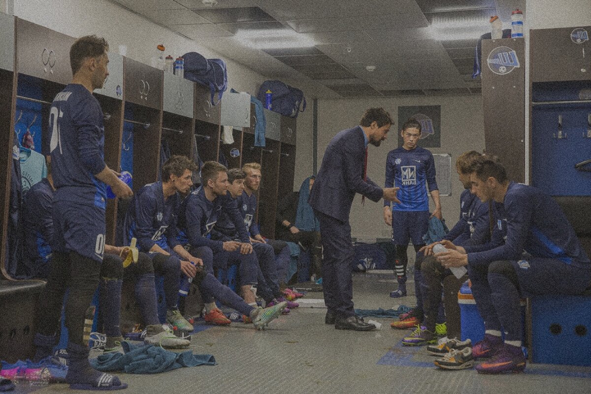 Команда в раздевалке