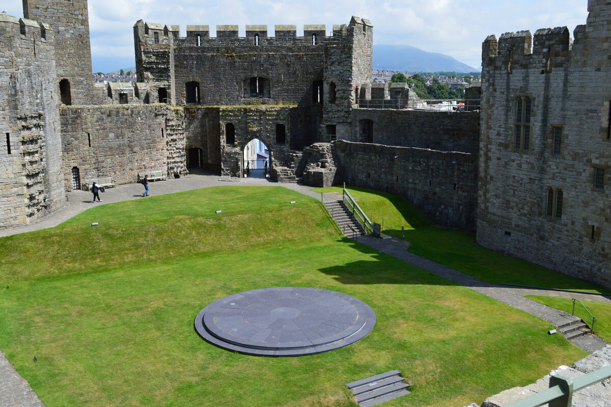 Caernarfon castle. Карнарвон. Замок Бьюмонт, Англия.. Замок Карнарвон Великобритании.