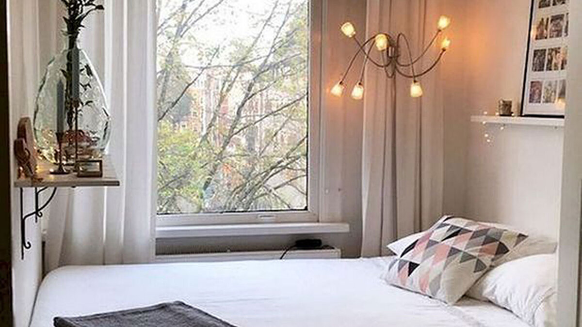 Дизайн небольшой спальни в современном стиле.