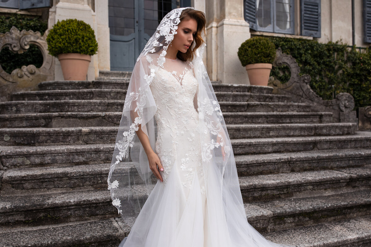 Невеста в кружевной фате испанке и платье силуэта русалка