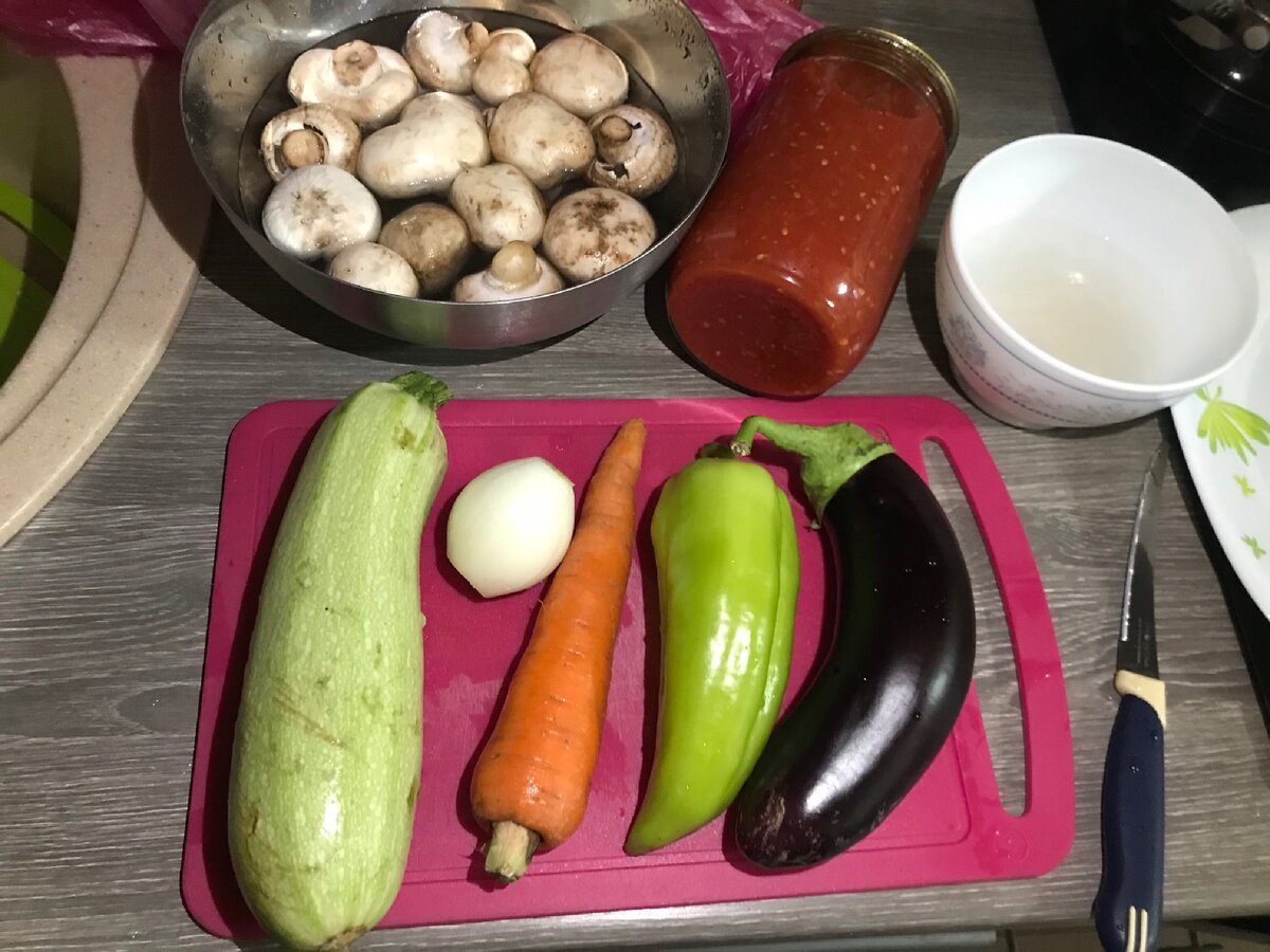 Баклажан я очищаю от кожуры.