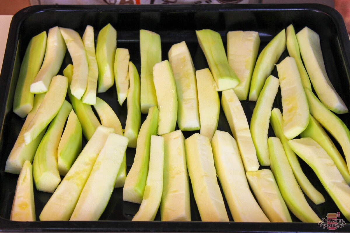 Кабачки помыть, очистить кожуру, удалить семена, порезать на небольшие кусочки, сбрызнуть растительным маслом и поставить в духовку для запекания при температуре 200 градусов, запекать до мягкости кабачков. 