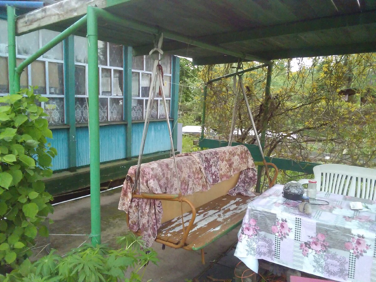 Садовые качели, беседка