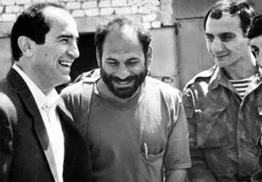 Слева : Р.Кочарян 2-ой президент Армении,посередине террорист М.Мелконян,справа : экс-президент армянской хунты в оккупированном Карабахе Б.Саакян.