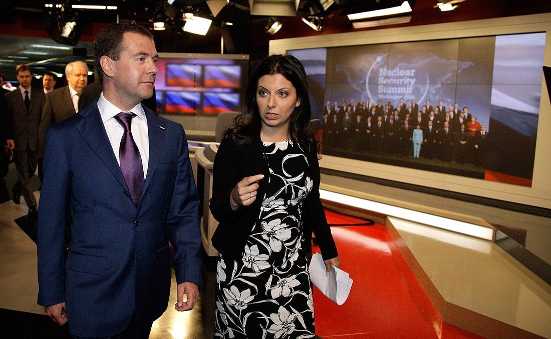 Автор: Kremlin.ru, CC BY 4.0, https://commons.wikimedia.org/w/index.php?curid=10013089 
С президентом России Дмитрием Медведевым в телекомплексе Russia Today в Вашингтоне, 14 апреля 2010 г.
Kremlin.ru
Посещение телекомплекса «Russia Today». С главным редактором телеканала «Russia Today» Маргаритой Симоньян.

CC BY 4.0
File:Medvedev - Russia Today.jpg
Создано: 14 апреля 2010 г.

https://ru.wikipedia.org/wiki/%D0%A1%D0%B8%D0%BC%D0%BE%D0%BD%D1%8C%D1%8F%D0%BD,_%D0%9C%D0%B0%D1%80%D0%B3%D0%B0%D1%80%D0%B8%D1%82%D0%B0_%D0%A1%D0%B8%D0%BC%D0%BE%D0%BD%D0%BE%D0%B2%D0%BD%D0%B0#/media/%D0%A4%D0%B0%D0%B9%D0%BB:Medvedev_-_Russia_Today.jpg