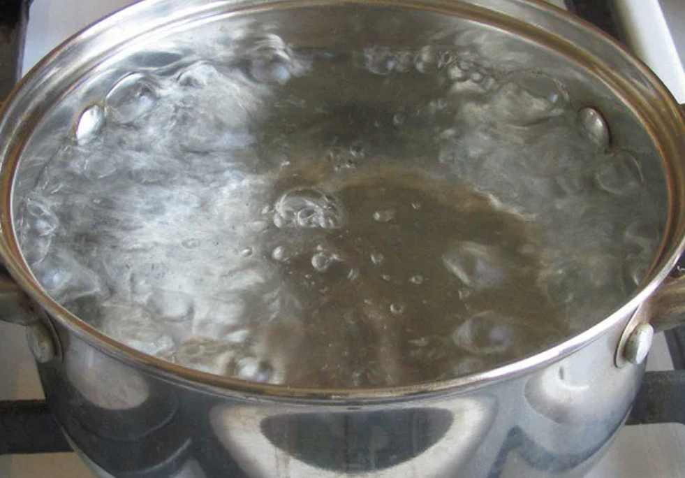 В кипящую воду можно налить растительное масло. Кипящая вода. Кастрюля с водой. Налить воду в кастрюлю. Кипящая вода в кастрюле.