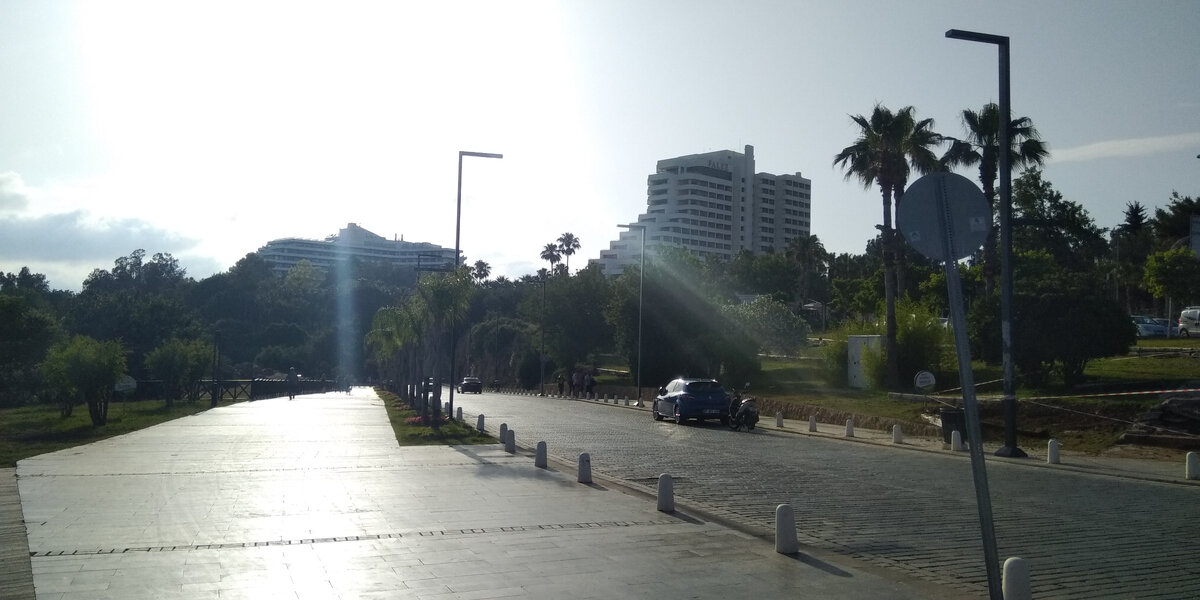 Вид на отели Falez и Rixos, Анталья, июня 2020 года