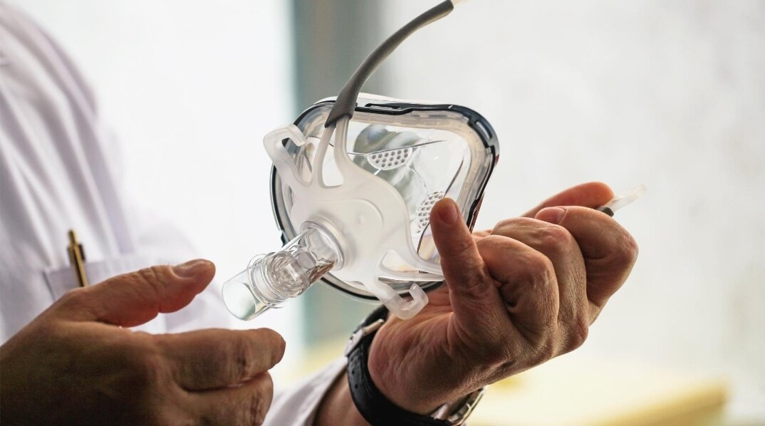 Российские биофизики создали компактное устройство для помощи людям с дыхательной недостаточностью, спровоцированной COVID-19. Портативный генератор обогащает обычный атмосферный воздух кислородом, который пациент вдыхает через маску.Разработка будет полезна и после победы над коронавирусом: она поможет людям с хронической обструктивной болезнью легких.Генератор компактен и мобилен. Такое устройство может работать как на аккумуляторах, так и от сетевого адаптера, оно не требует баллонов кислорода и стационарного энергоснабжения.