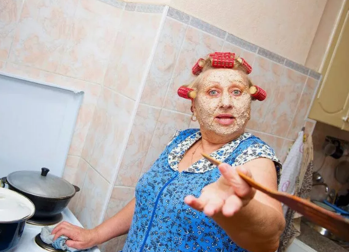 Домохозяйки - неблагодарный труд! Бедные женщины.