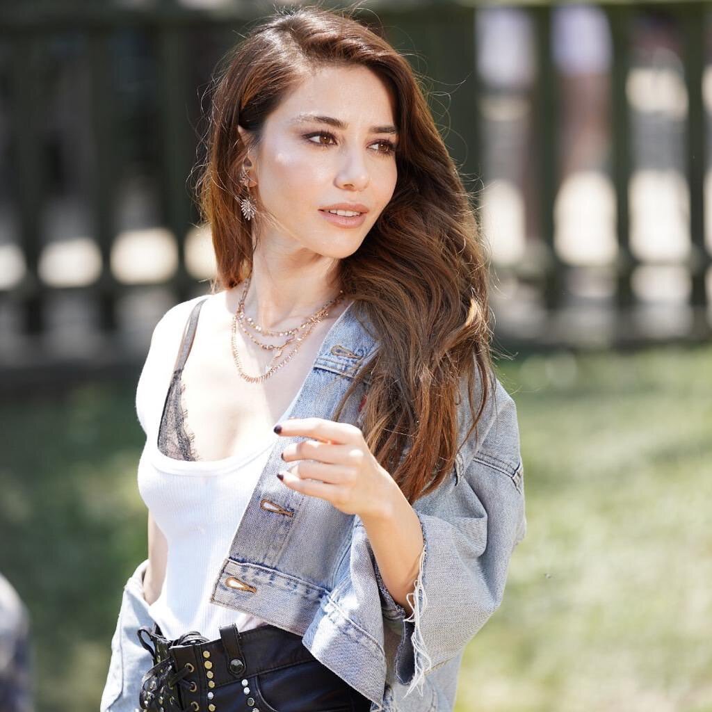 Озге Гюрель фото из Instagram