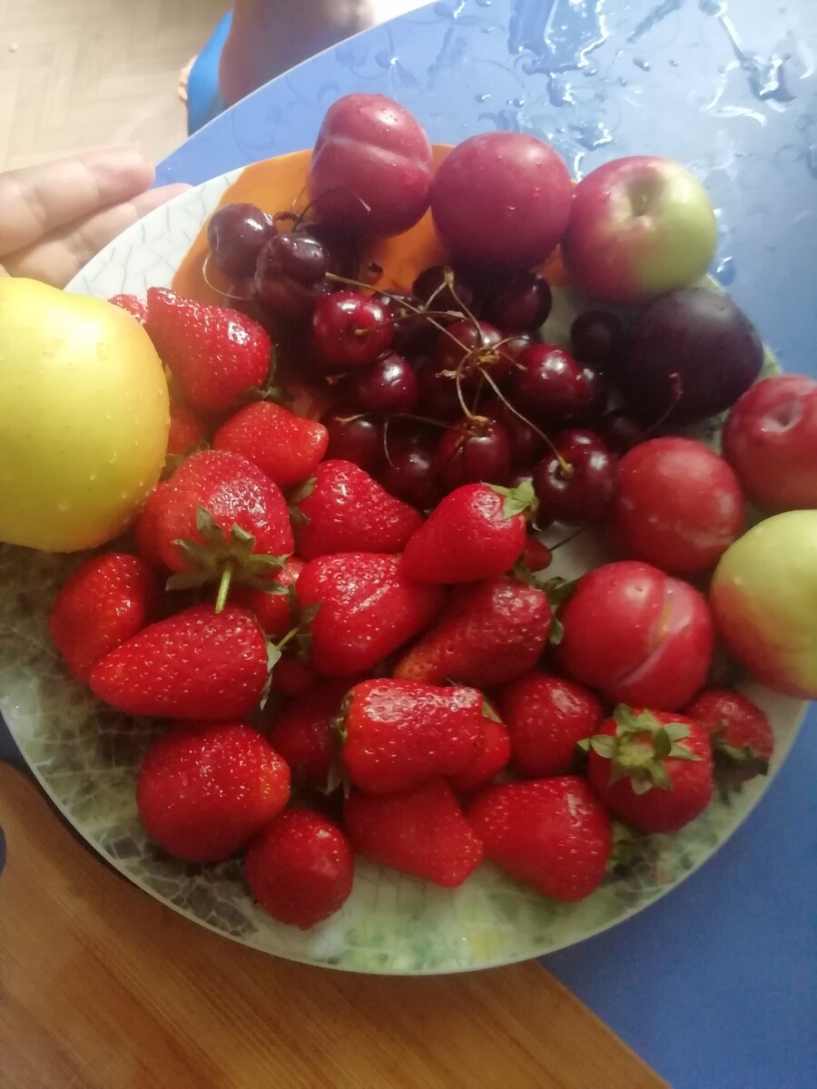 Лето. Ягоды. Клубника. Черешня. Абрикос. Ягодноелето