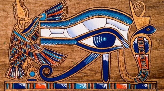 Татуировка в виде египетского глаза Гора