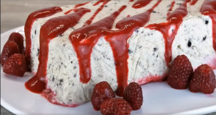 Восхитительный  десерт из взбитых сливок с малиновым соусом.