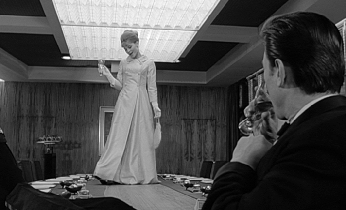 После благотворительного бала. Джули Кристи и Лоуренс Харви в фильме «Дорогая» 