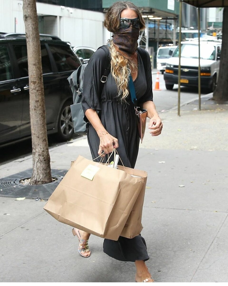 Сара Джессика Паркер идет из магазина после работы в своем обувном магазине