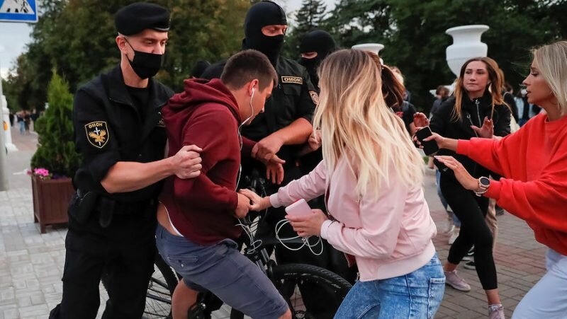 Минск, 14 июля 2020 года. Девушки отбивают парней, которых задерживает ОМОН
