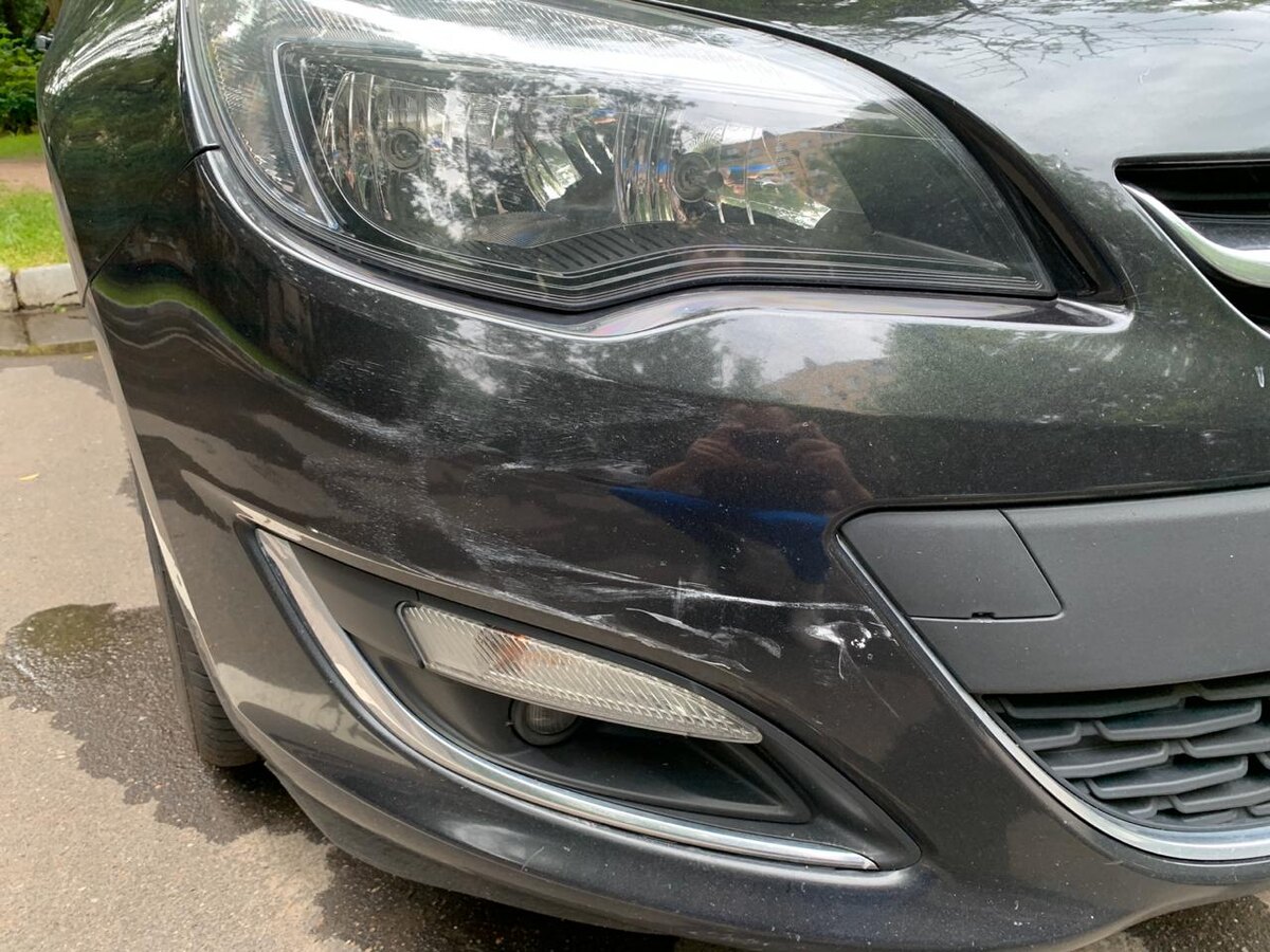 Поврежденный передний бампер