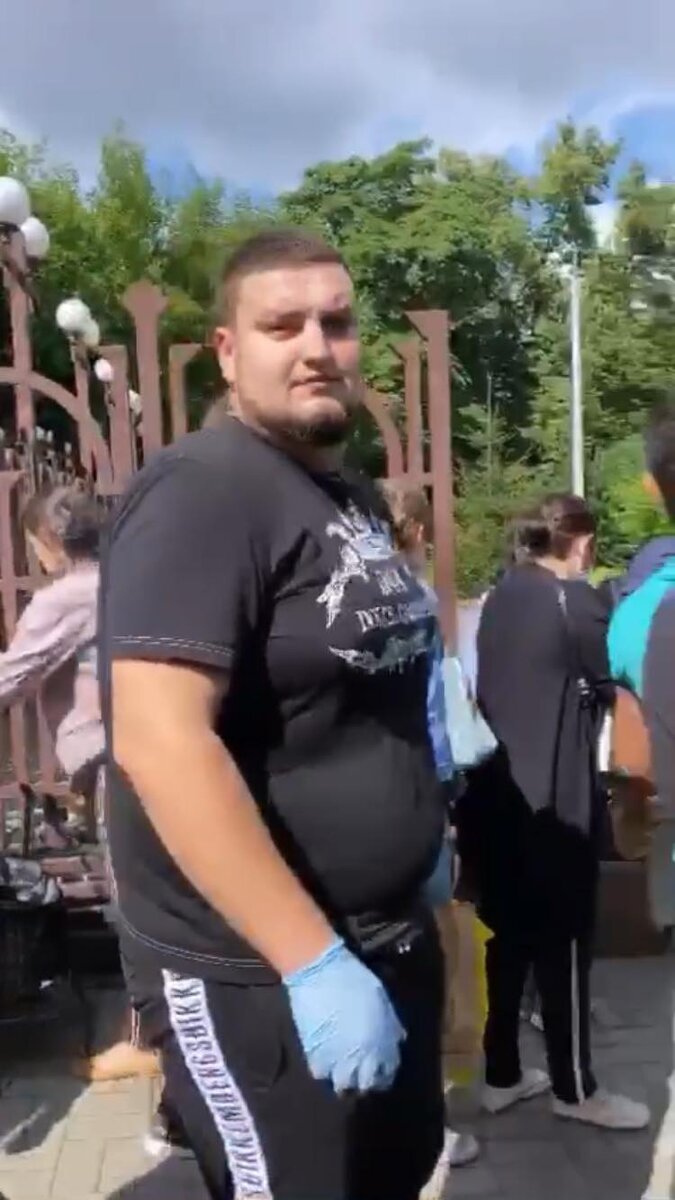 Фото: брат Гоар Аветисян раздаёт фрукты