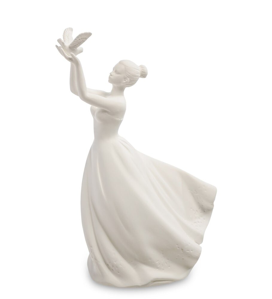 Статуэтка "Гармония"- подарок Ольги Акуловой , излечившейся от рака груди, в знак благодарности Первому клиническому медицинскому центру