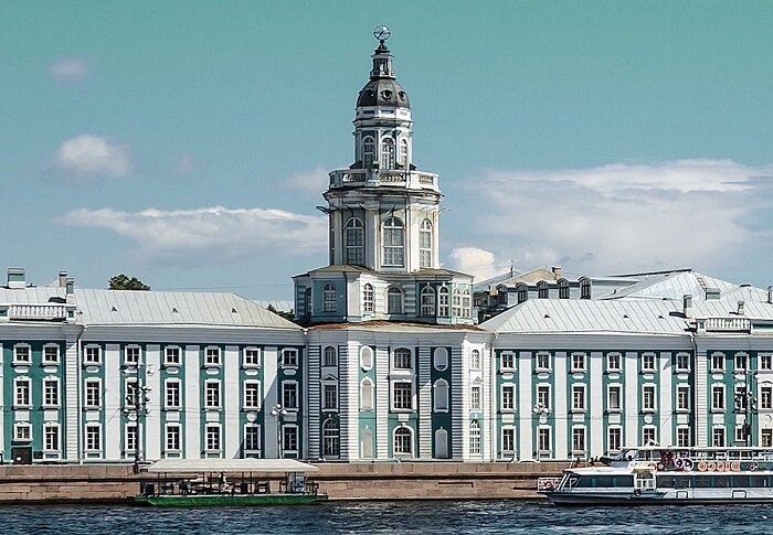 Фото Яндекс Картинки.     Здание Кунскамеры