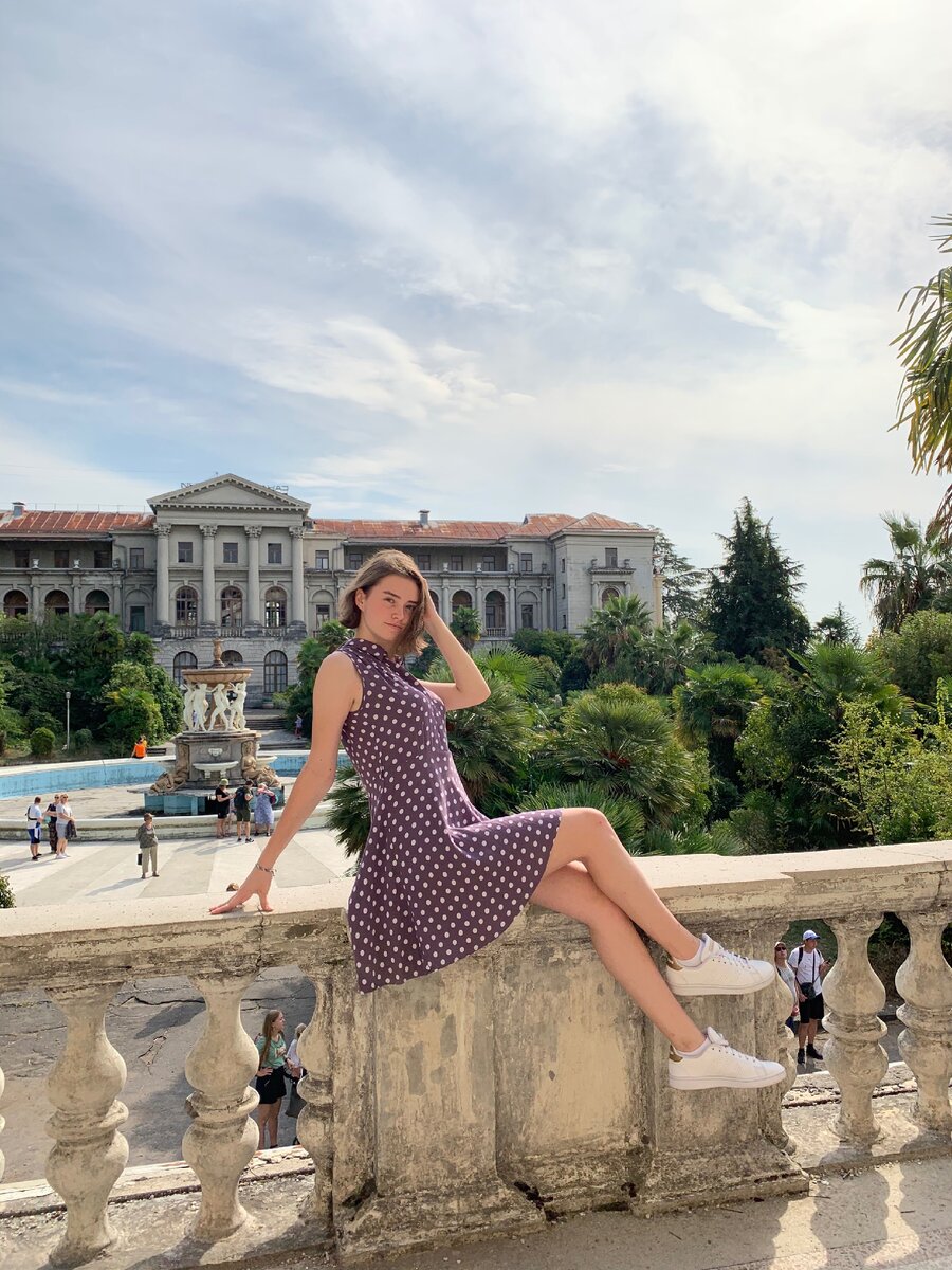 Личная фотокарточка, сделанная на фоне 2 корпуса санатория им. Орджоникидзе 