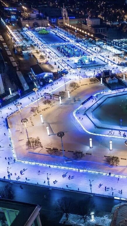 Каток на ВДНХ просторный и красивый. Фото из Интернет. 