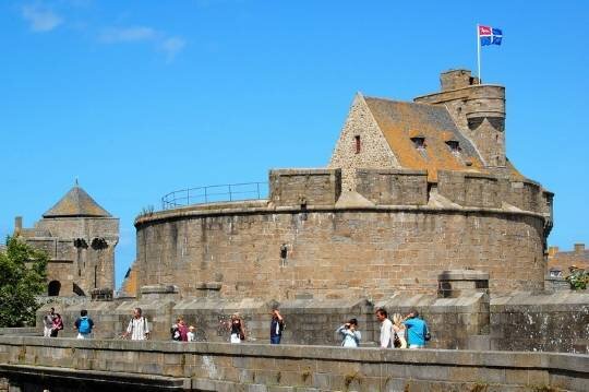 Как купить тур он-лайн дешевле
Цитадель Сен-Мало стоит на восточной границе бретонского города Сен-Мало. Современная постройка была возведена в 1424 году герцогами Бретани.