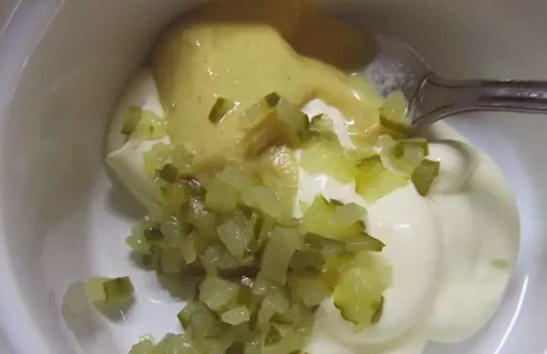 Соус польский. Релиш из маринованных огурцов с горчицей рецепт. Горчичный соус. Соус горчица соленые огурцы. Огурцы релиш.