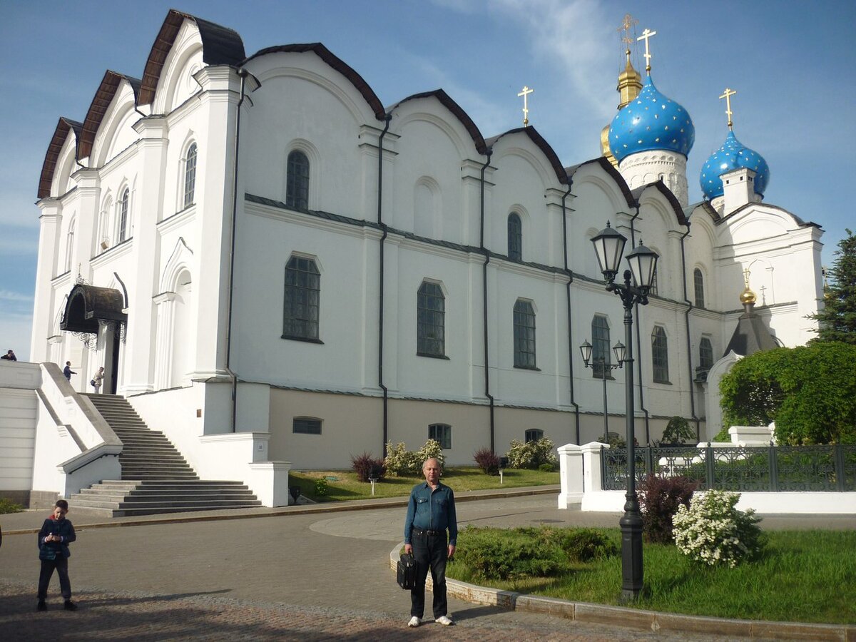 песня"Чудеса". 1 куплет:
Милый взгляд меня очаровал,
Голос чудный я полюбил,
Твой силуэт я узнал,
Свет небесный меня озарил.
Припев:
Чудеса меня окружают,
Солнце ярко светит,
Ангел любовь нашу метит.

Ангелы меня окружают,
Мечты нас окружают,
Любовь наши души лечит.
2 куплет:
Чудеса любви восторг вызывают,
Нежность безграничная зовёт,
Мечты наши всё летают,
Красота всё сильнее влечёт.
Припев-2 раза.
05.01.2014
