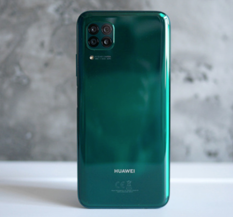 Зеленый цвет радует глаз, корпус сразу облачил в чехол и не переживаю