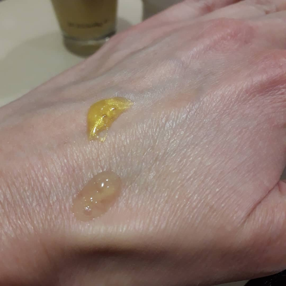 Дальний образец - это маска. Ближе к вам - гель-масло