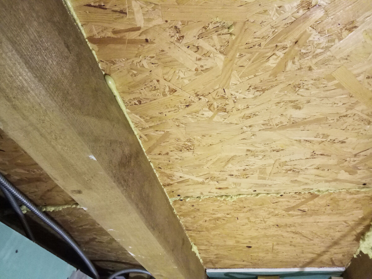 Вот так все выглядело до гипсокартона и покраски. Можно полистать вбок!