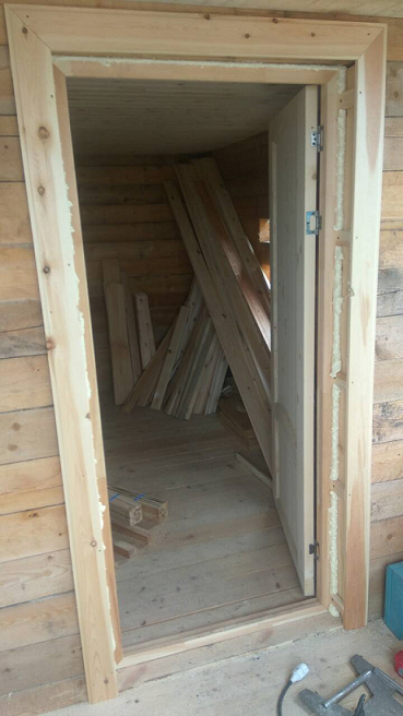 Появился проём под входную дверь. Внутренняя вторая дверь уже установлена.