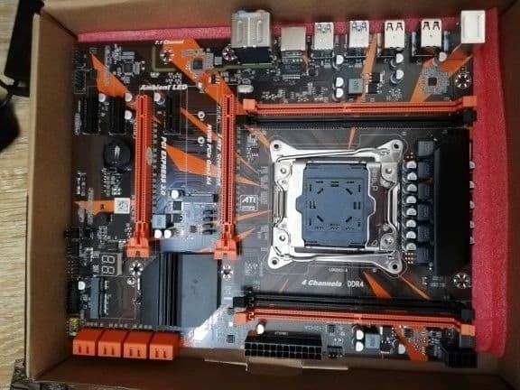 В наличии датчик отображения ошибок POST кодов))