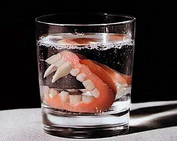 В старости граф Дракула превратился в милейшего старикана 😜