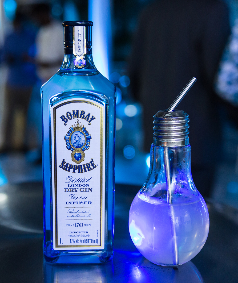 Bombay gin. Джин Бомбей сапфир. Алкогольный напиток сапфир Бомбей. Джин голубой Бомбей сапфир. Джин бутылка Бомбей сапфир.