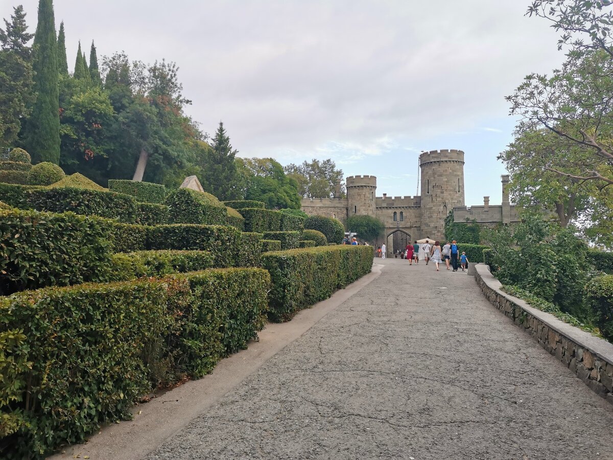 Фото мои. Дорога ко дворцу ведёт через парк. 