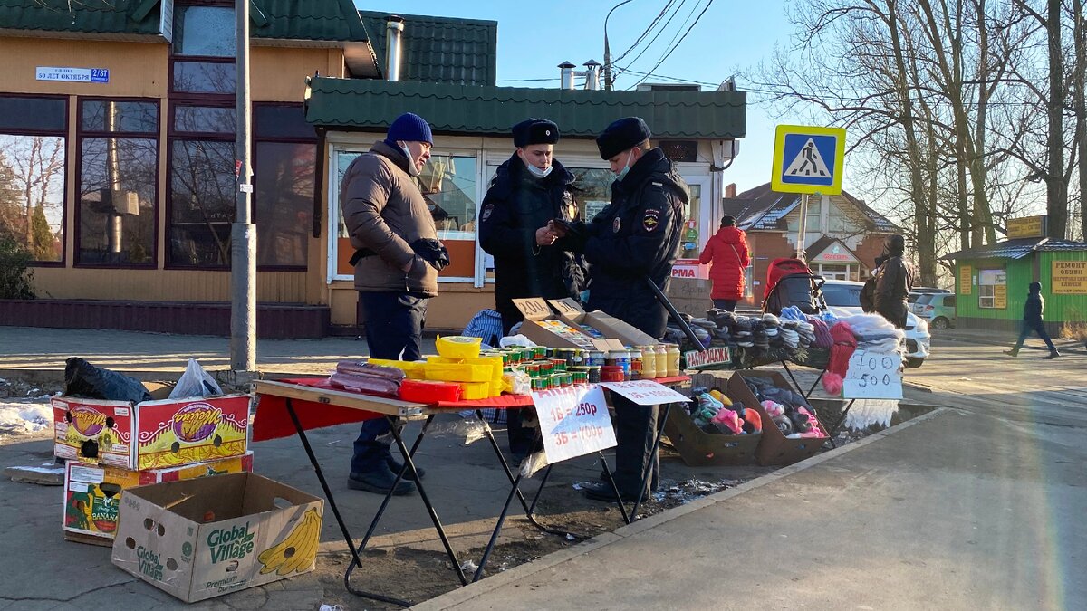 На дне банки есть метка, по ней выбираю хорошую