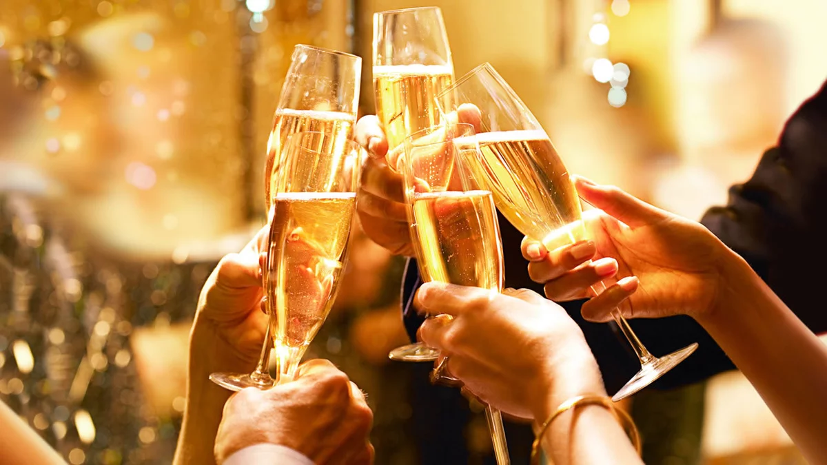 Классический и даже обязательный в новогоднюю ночь напиток - хотя встречать новый год шампанским - совсем недавняя традиция, но представить себе этот праздник без него уже невозможно.