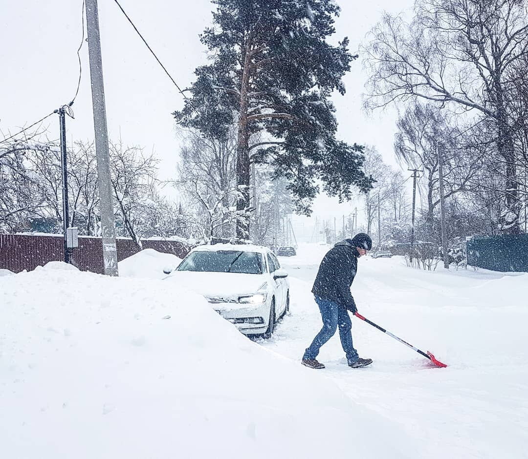 Да, вот машину для деревни лучше иметь с полным приводом. Если трактор дорогу не почистит - то выехать я уже не могу.