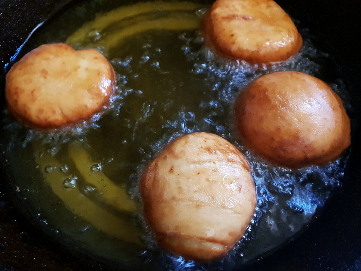 Пончики 🍩 с заварным кремом и двумя видами глазури: самый подробный рецепт  в вашей жизни, попробуйте | Еда на каждый день | Дзен