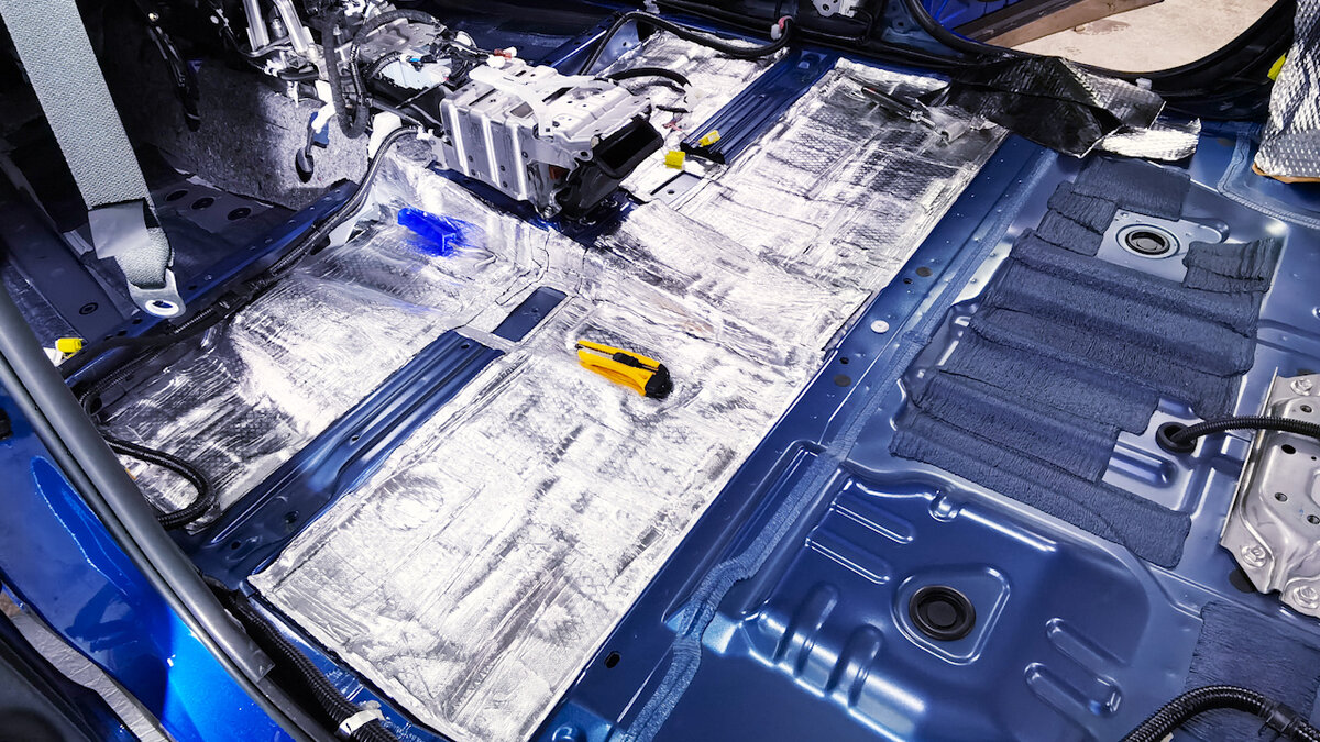 Процесс шумоизоляции пола Lexus RX-300 