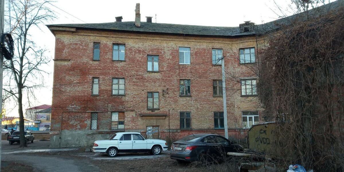 В мэрии говорили, что муниципальные УК возьмут старые общежития, с которыми не хотят работать частники.