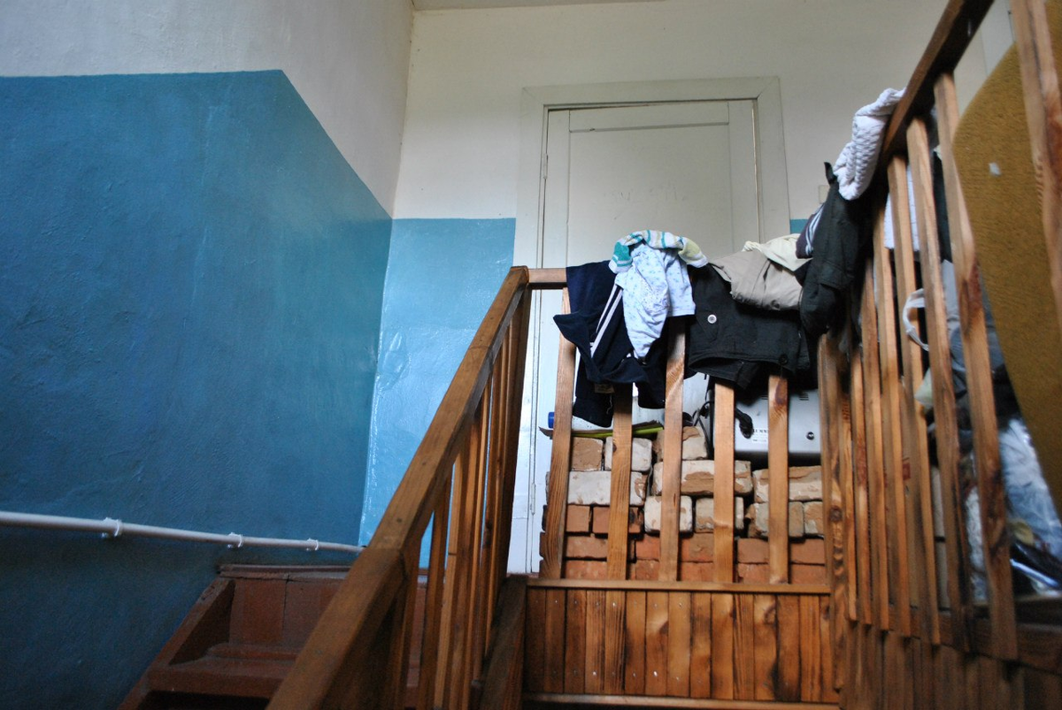 Вот так выглядел этот угол до ремонта, даже лестница по-другому стоит. Личное фото