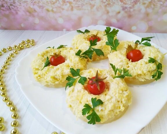 Эта закуска - лидер по скорости приготовления. Вкусная закуска из сыра и яиц на ананасовых кольцах разнообразит праздничный стол, сэкономит время, а по вкусовым качествам - не оставит равнодушных среди гостей.