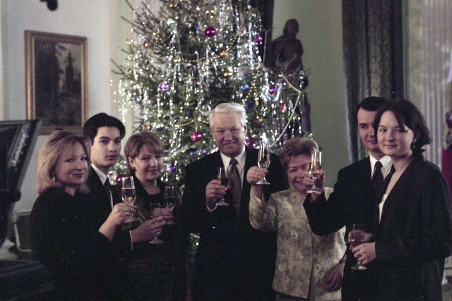 Новый 2000 год в россии. Новогоднее обращение Ельцина 1997. Ельцин новый год 2000. Новогоднее обращение президента Ельцина 1998. Ельцин обращение 1999.