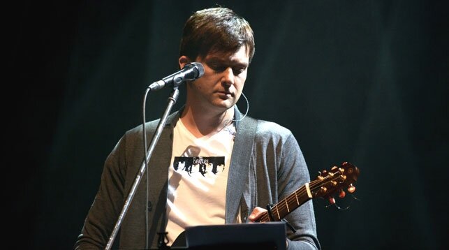 Согласитесь, что Георгий Колдун очень проникновенно и искренно доносит до слушателей смысл стихотворения. Источник: belta.ru