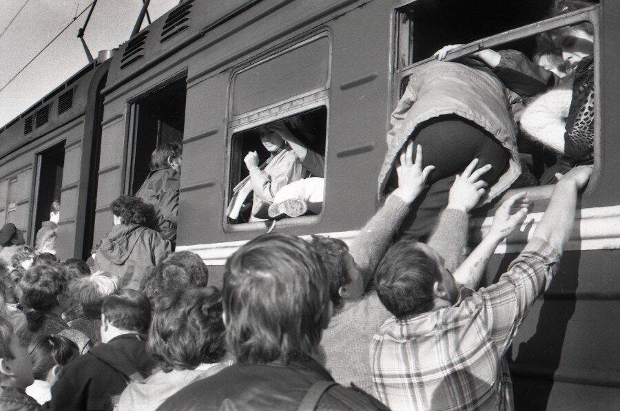 Штурм электрички - обычное дело.